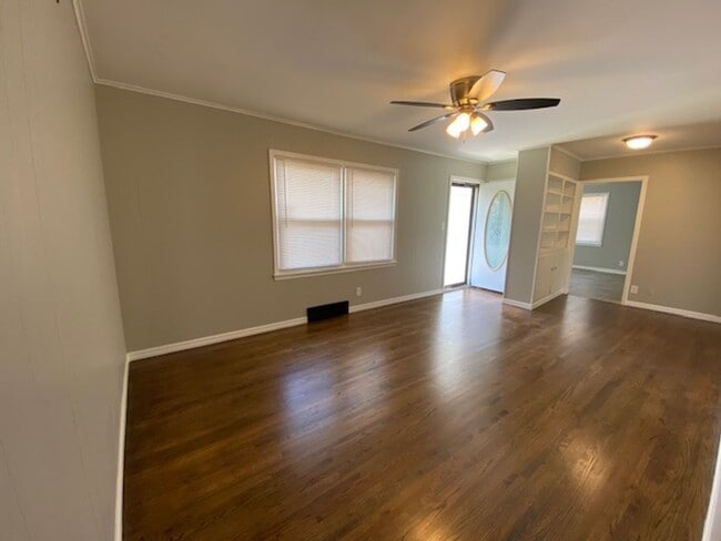 Building Photo - 3 Bed, 2 Bath Corner Lot in Tulsa!