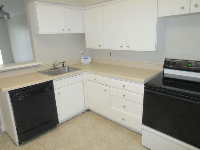 Building Photo - SPRING BRANCH CONDO WITH ALL BILLS PAID!