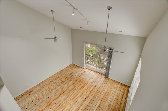 Building Photo - 910 Ruthven St