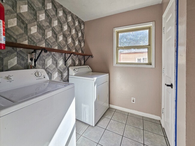 Building Photo - Move-In Ready Dallas Gem — 4 Bedrooms, 2 Living Areas, and a Big Private Yard