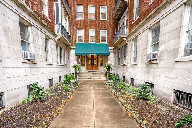 Building Photo - Furnished & Perfectly Located Downtown in ...