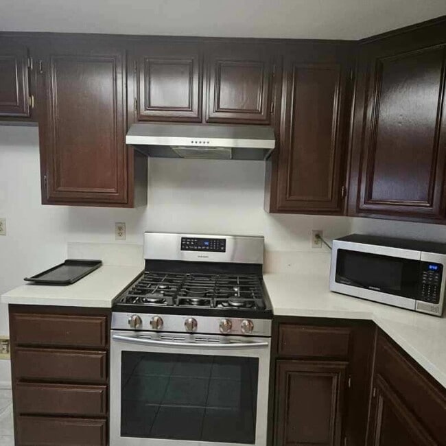 Building Photo - 2890 Summer Set Cir