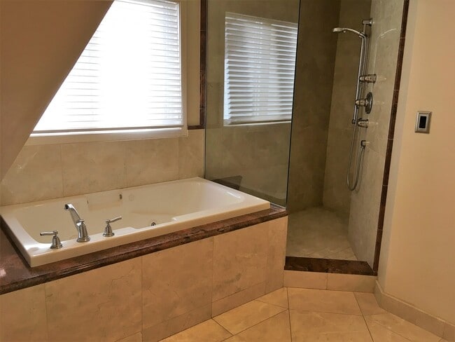 Building Photo - Beautiful Riverfront Condo in NW Bend!