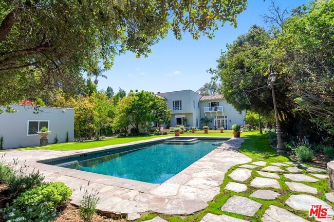 Building Photo - 1004 N Beverly Dr