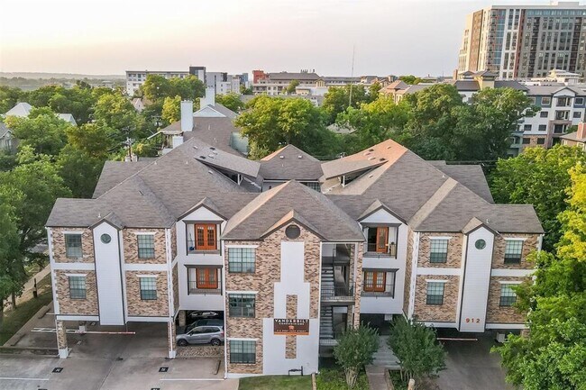 Building Photo - Vanderbilt #106