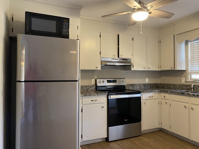 Building Photo - 2 Bedroom | 1 Bathroom | Walk to Downtown Simpsonville | Available Now