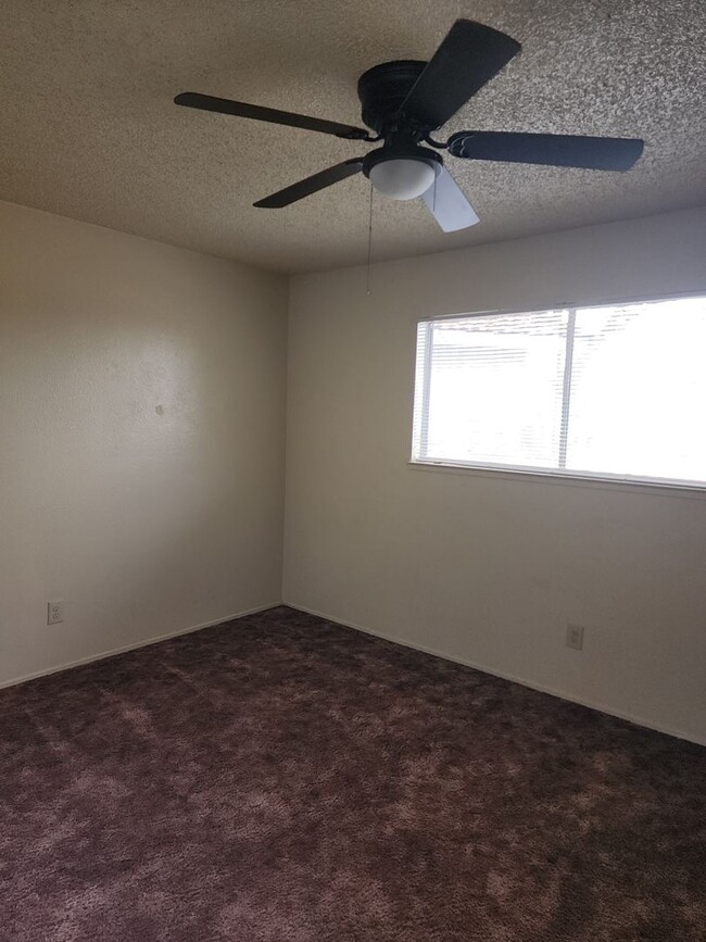 Building Photo - 3 Bedroom, 2 Bathrooms, 2 Car Garage, Den/...