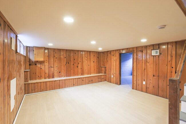 Building Photo - 3 Bedroom Complete Rehab