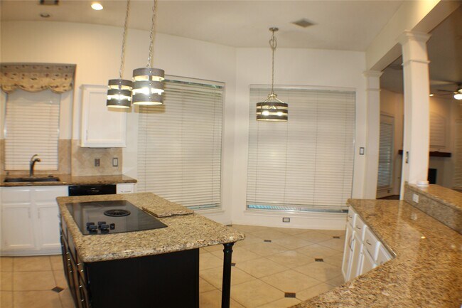 Building Photo - 642 Avery Dr