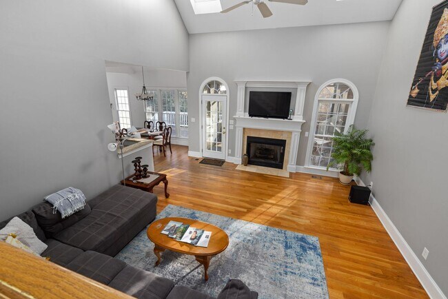 Building Photo - 4 Bed | 2.5 Bath House with Garage