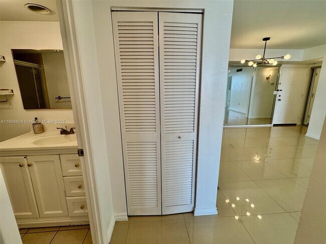 Building Photo - 1833 S Ocean Dr