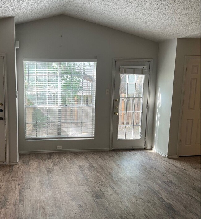 Building Photo - 405 Fantail Loop