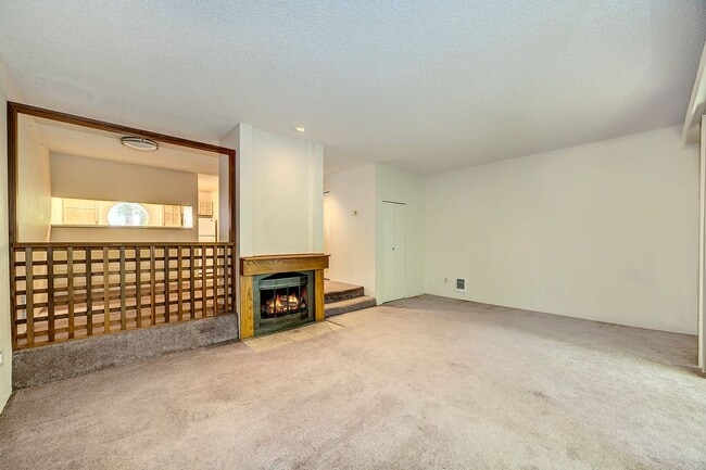 Building Photo - Lake Ballinger Townhouse 3 Bedroom