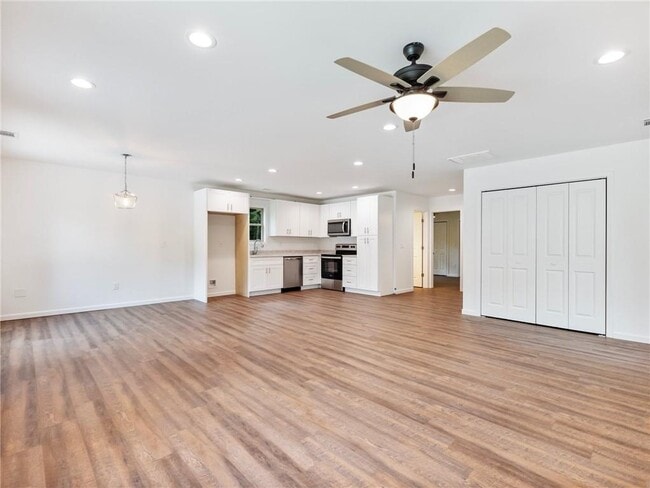 Building Photo - 8083 Beachwood Dr