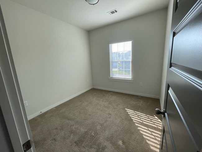 Building Photo - 681 W Vincent Dr