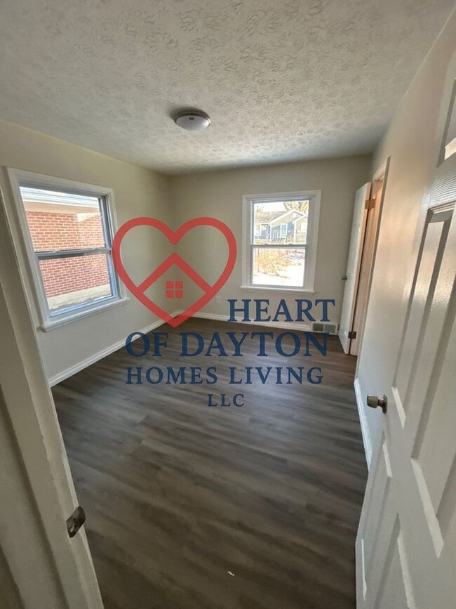 Building Photo - NEWLY RENOVATED 3BR/1BA