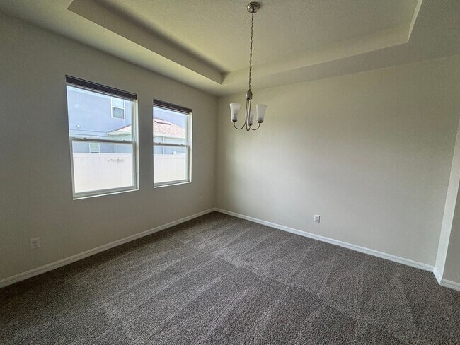 Building Photo - Spacious 4/2.5 Near 200