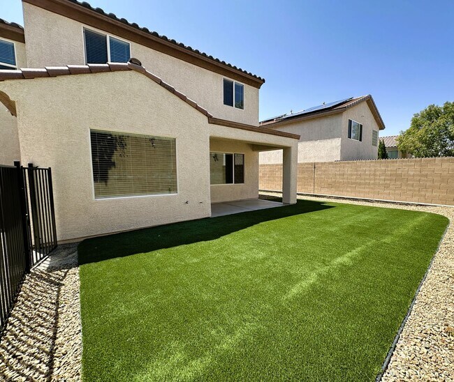 Building Photo - ANTHEM HIGHLANDS!! READY FOR IMMEDIATE MOV...