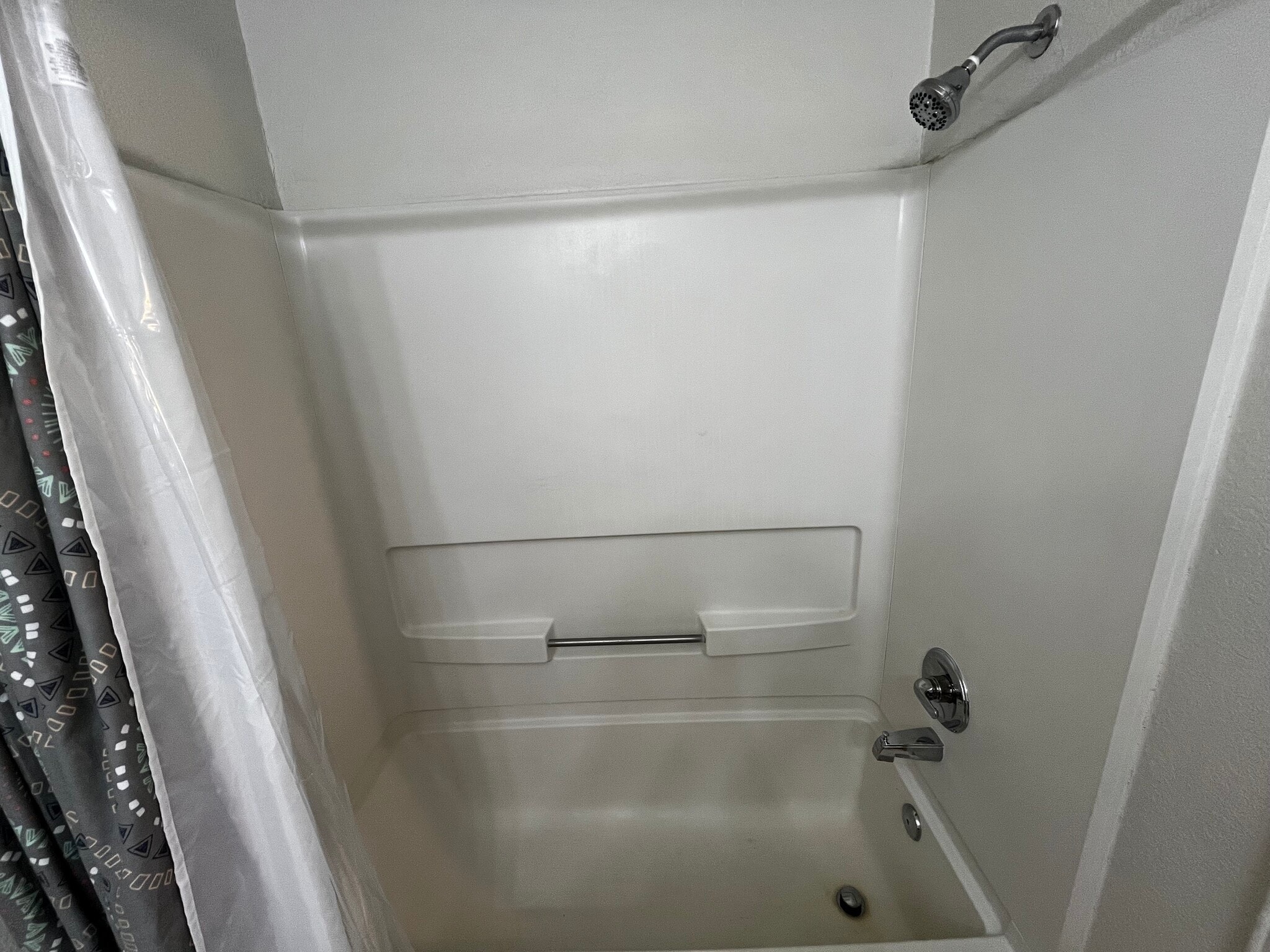 Bath tub and shower - 521 Southwest Pky