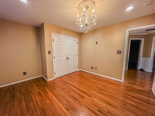 Building Photo - Stunning 4 Bedroom 3 Bathroom Brick Home W...