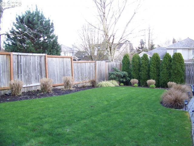 Large private yard - 11405 SW Paulina Drive
