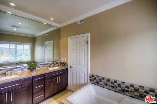 Building Photo - 4536 Ensenada Dr