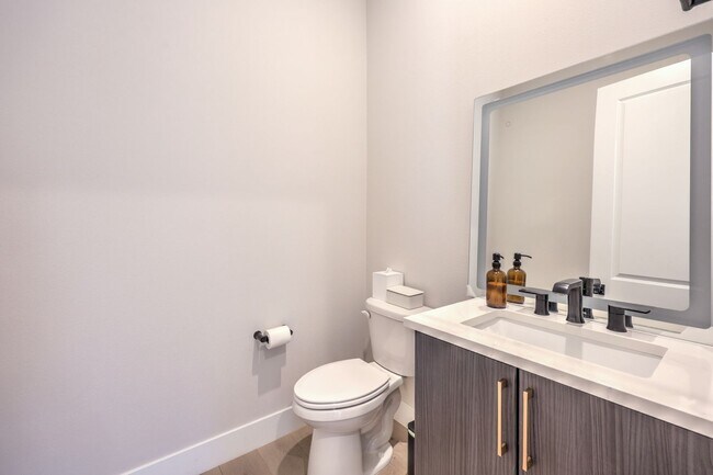 Building Photo - Exquisite 6-bed/ 6-bath residence nestled within the prestigious, guard-gated community of Revere...