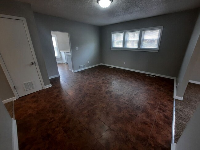 Building Photo - 2 bedroom, 1 bathroom home on large corner...