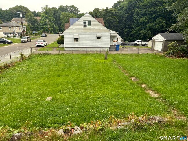 Building Photo - 565 Sylvan Ave