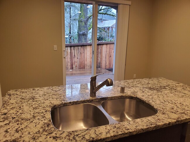 Building Photo - 1502 Onyx St SE