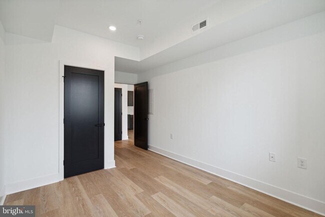 Building Photo - 1419 W Grange Ave