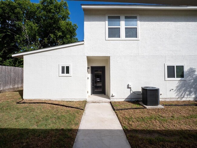 Building Photo - 210 Mockingbird Ln W