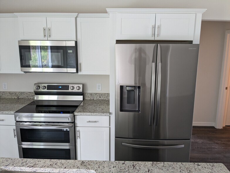 Building Photo - 5900 Cazler Ave