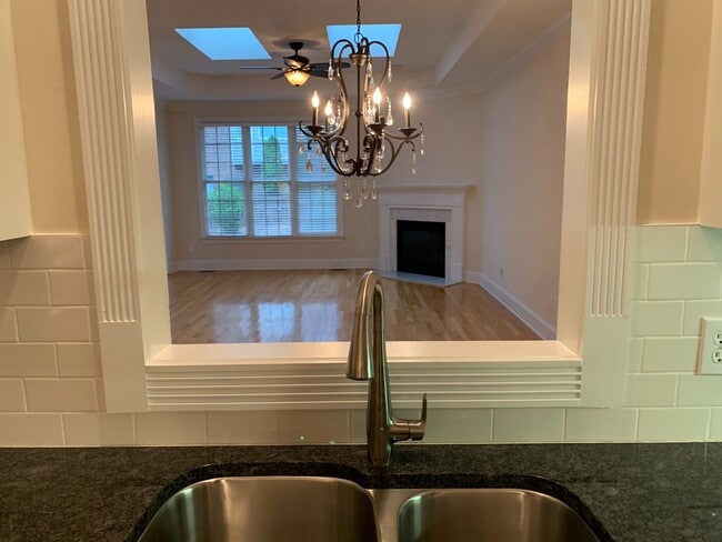Building Photo - Large 3 Bed | 2.5 Bath Townhouse With Firs...