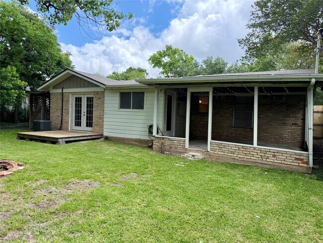 Building Photo - 5510 Delwood Dr