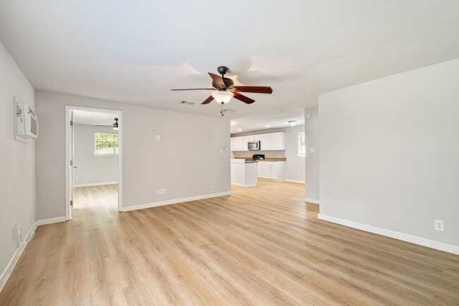 Building Photo - Secluded 3 bedroom, 1 bath house in the co...