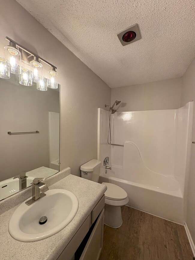 Building Photo - Newly Renovated Duplex - Northwest San Ant...