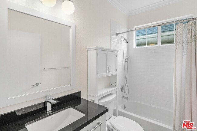 Building Photo - 585 N Rossmore Ave