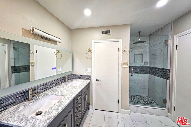 Building Photo - 23526 Dolorosa St