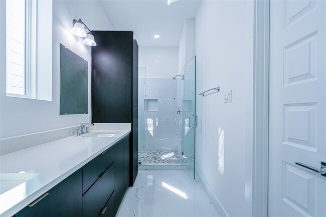 Building Photo - 5402 Margarita St