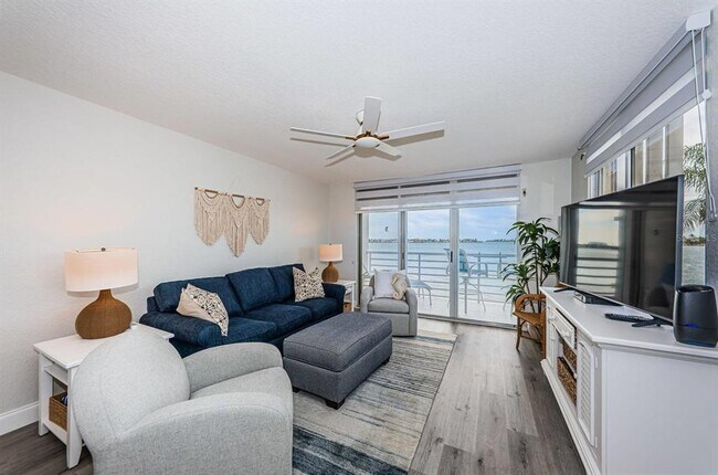 Building Photo - 6105 Bahia Del Mar Cir N