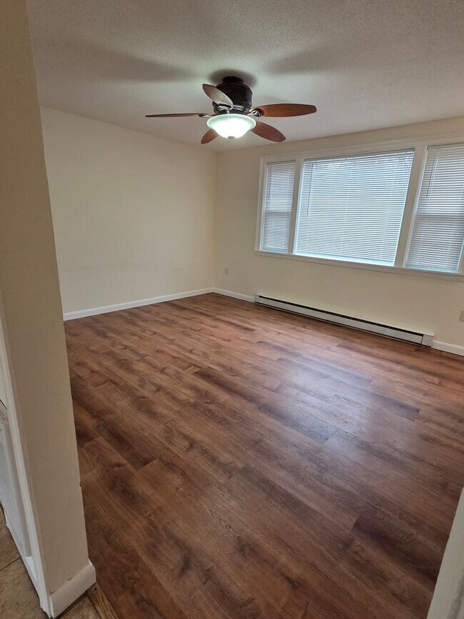 Building Photo - End Unit Townhouse Condo