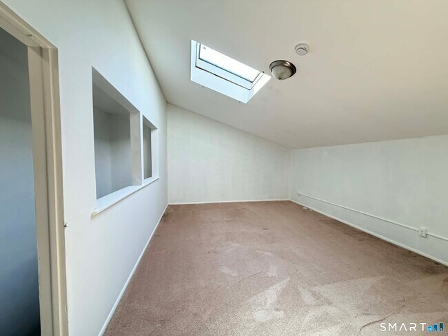 Building Photo - 14 Newtown Rd