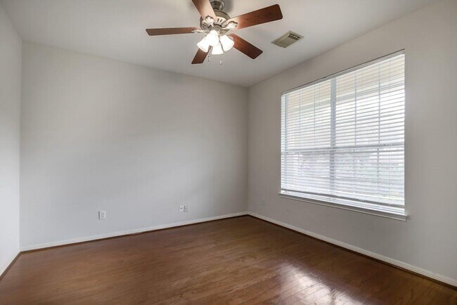 Building Photo - 1612 Sunterro Dr