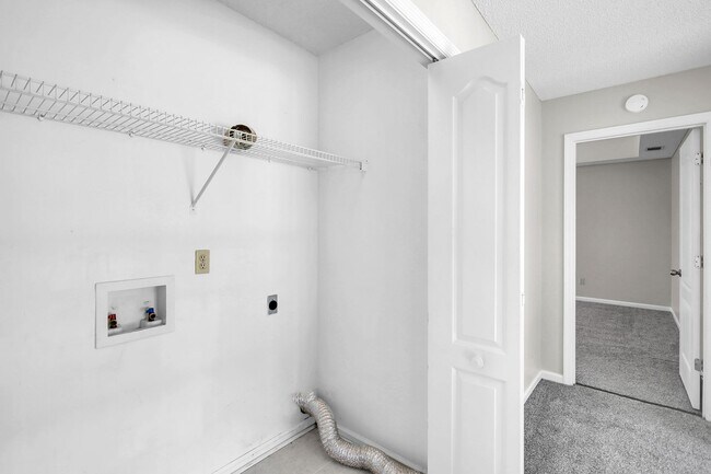 Building Photo - Stunning 4-bed Home in Hinesville With Two...