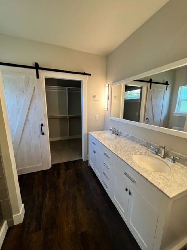 Building Photo - Stylish 3 Bedroom Duplex with Scenic Views and Modern Amenities: Your Perfect Redmond Retreat