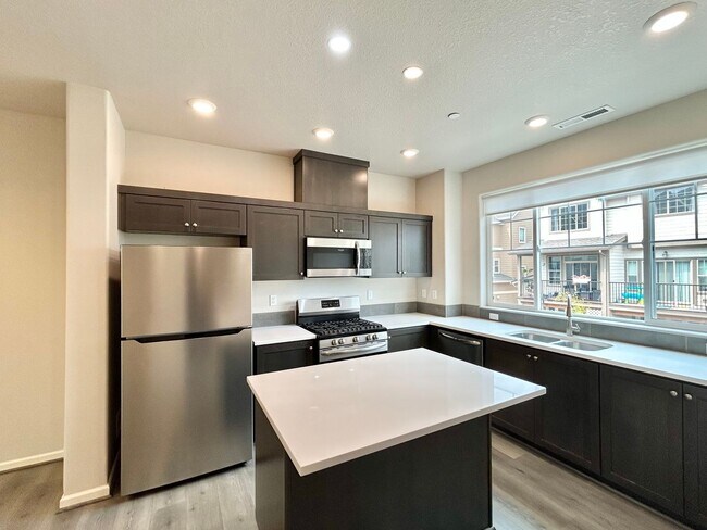 Building Photo - Stunning 2 Bed, 2.5 Bath Craftsman Townhome with Community Amenities!