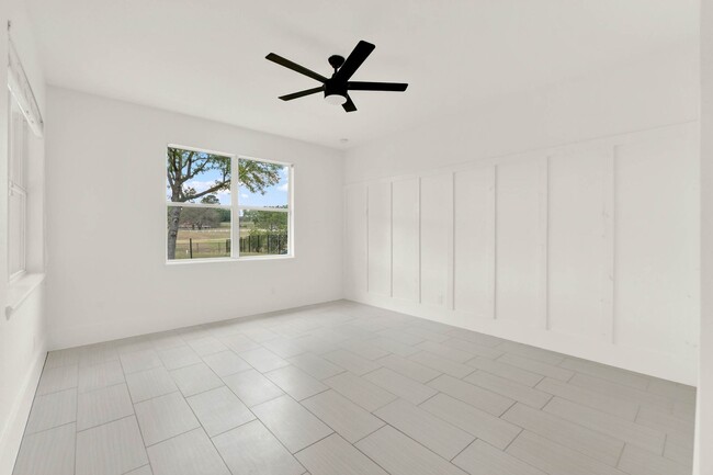 Building Photo - RENOVATED 5 BEDROOM FENCED IN, GOLF FRONTA...