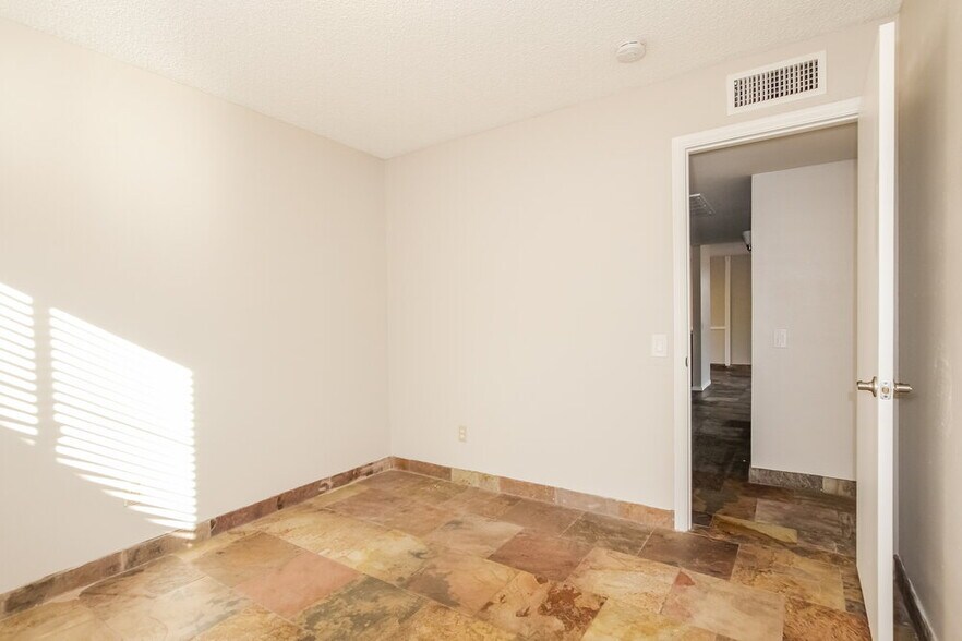Building Photo - 3310 W Rose Garden Ln