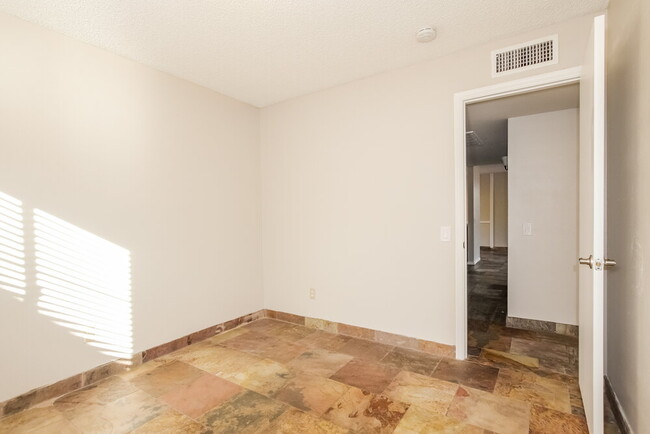 Building Photo - 3310 W Rose Garden Ln